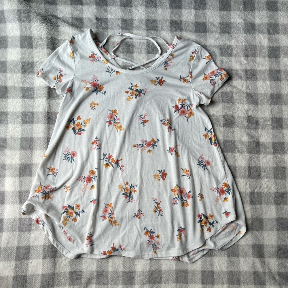 Junior’s Floral Cross-Back Top